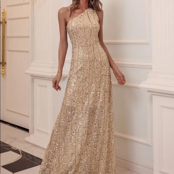 Golden dress - Picture 3 of 3